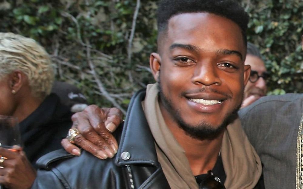 Stephan James odalo počast Carlu Weathersu bijelim odijelom s premijere "Rocky II"