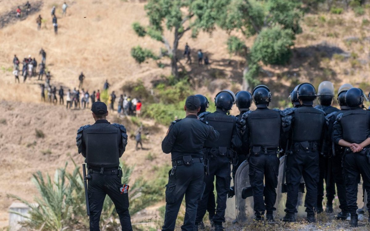 Stotine migranata protestovalo na plaži u Seuti tražeći azil u Španiji