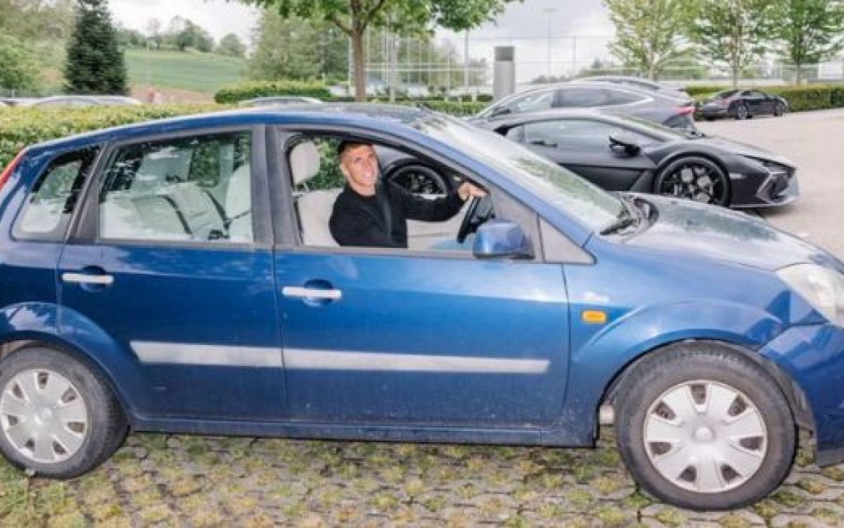 Štutgart mu poklonio luksuznog Mercedesa, a on izabrao 20 godina staru Ford Fiestu