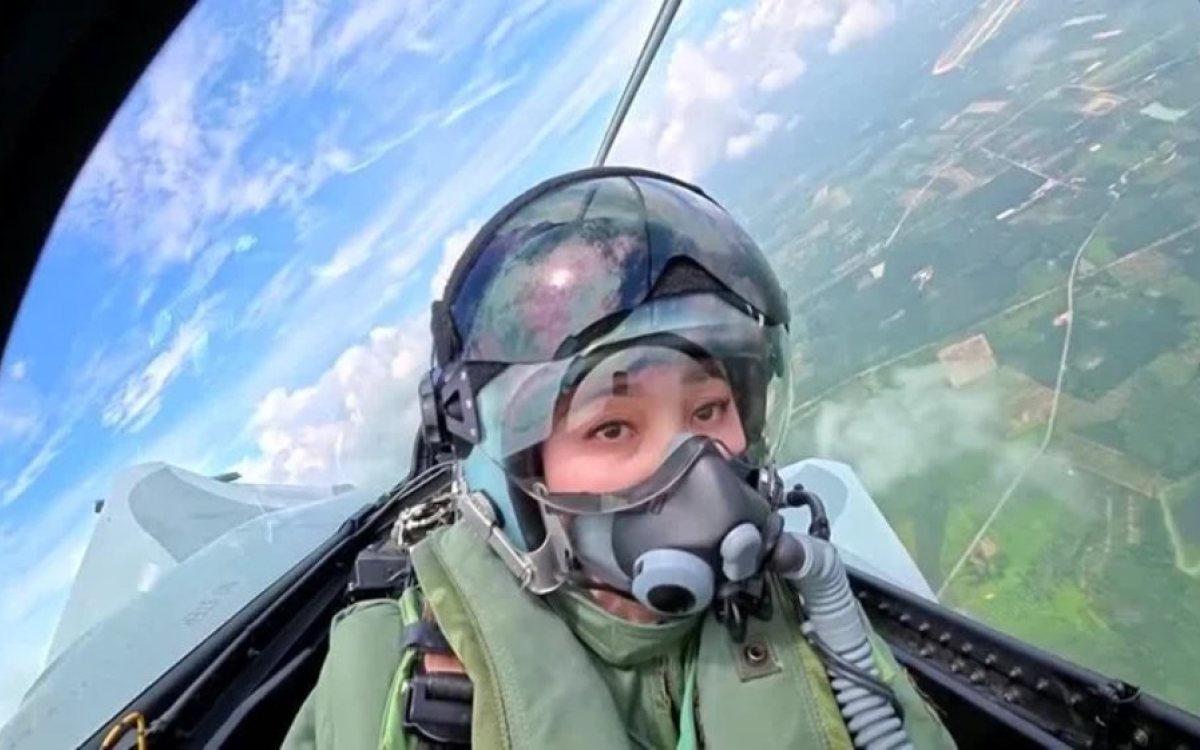 Tajlandska kraljica Sutida prvi put sama upravljala borbenim avionom Gripen