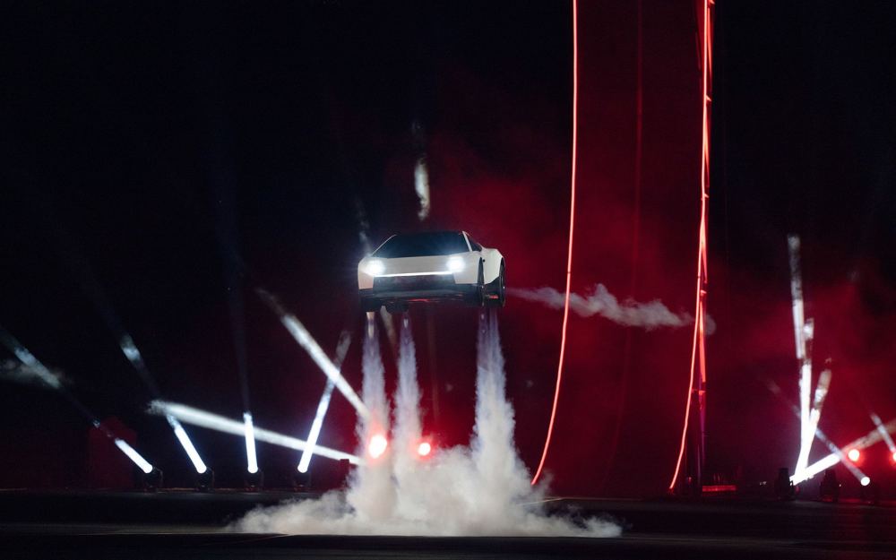 Tesla pokazao "leteći" Roadster, ali stručnjaci sumnjaju u praktičnost