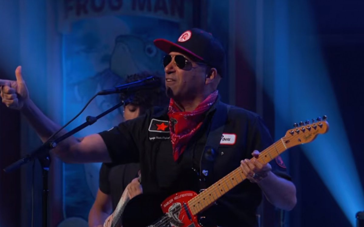 Tom Morello izveo pjesmu “Soldier in the Army of Love” uz sina Romana na sceni