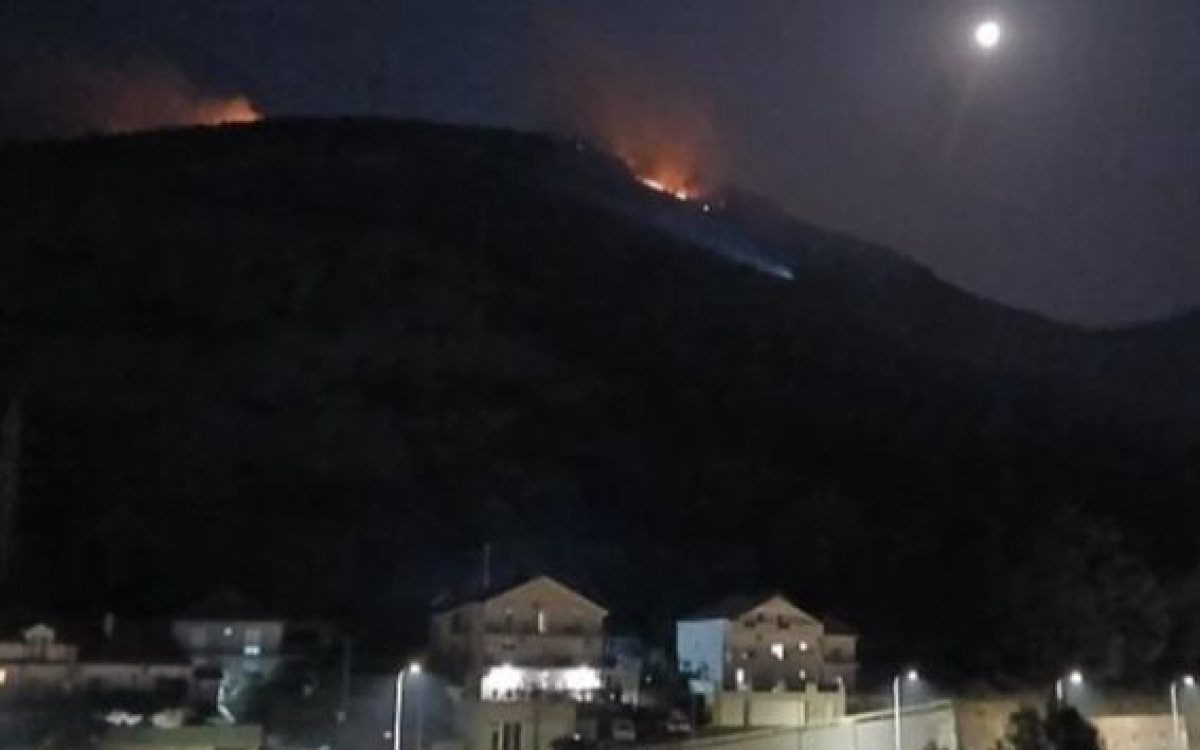 Trebinje prekriveno dimom: vatrogasci i volonteri bore se da spriječe širenje vatre prema kućama i šumi