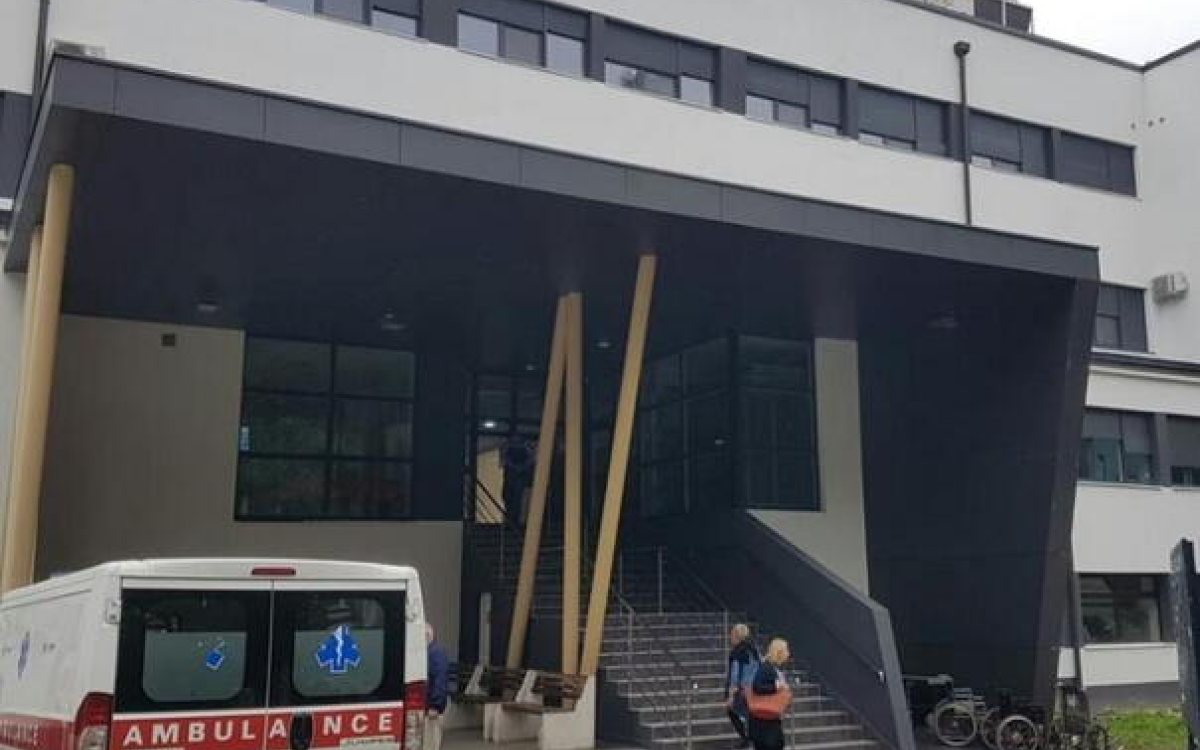 Troje djece stradale u nesreći kod Cazina i dalje u teškom stanju, dječak u komi
