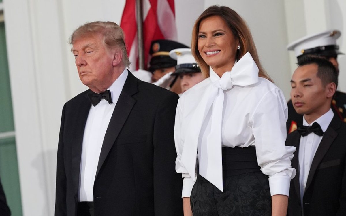Trump pokazao etiketu na sakou: umjesto skupe talijanske markice, jeftinije rješenje