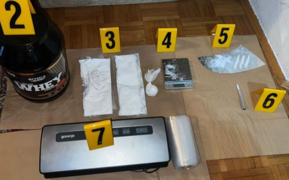 U Novom Sarajevu pronađeno oko 780 grama droge i ručna bomba, uhapšen 29-godišnjak