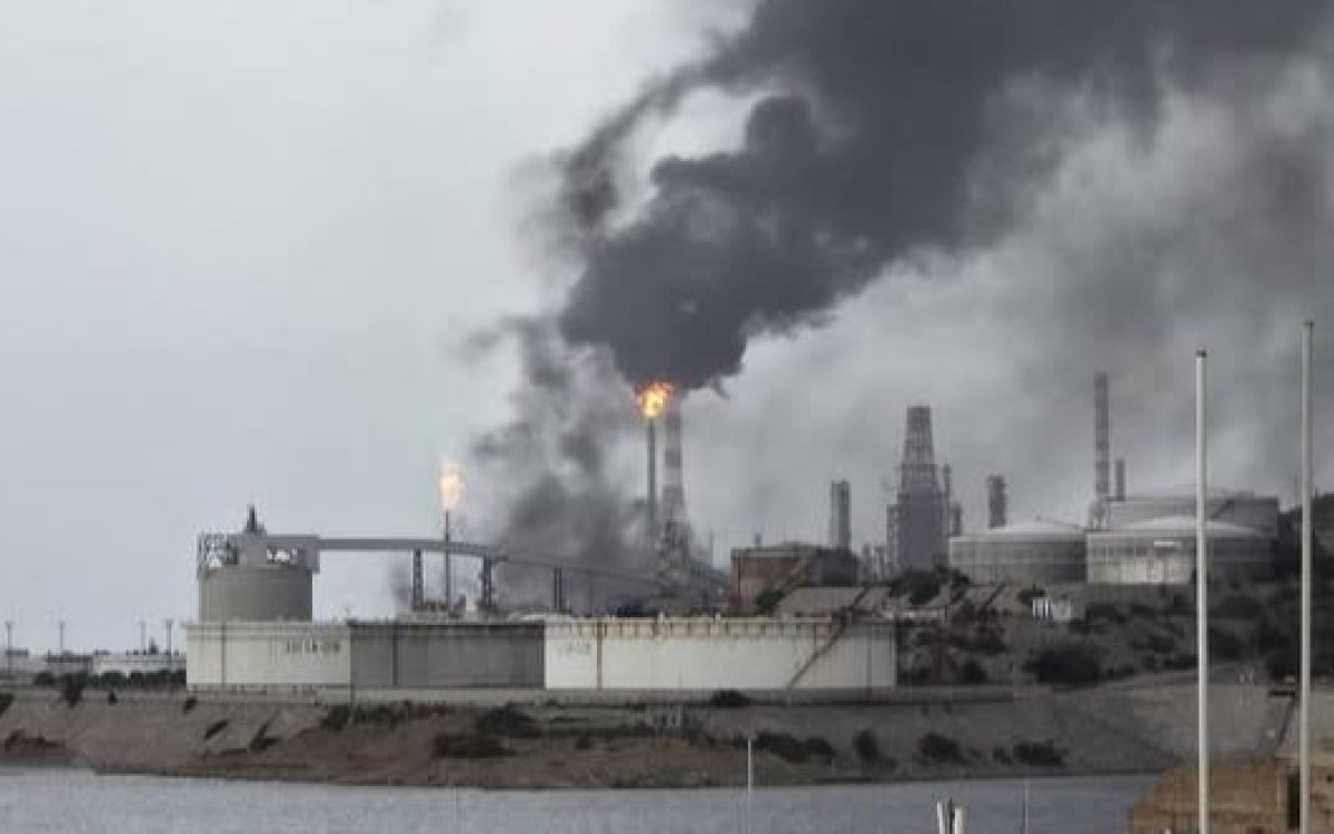 Udar groma pogodio trafostanicu rafinerije u Rijeci, dim iznad postrojenja uplašio građane