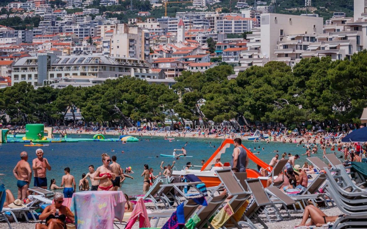 Ugostitelji u Makarskoj bilježe pad prometa: Turisti sve češće dijele porcije i kuhaju u apartmanima