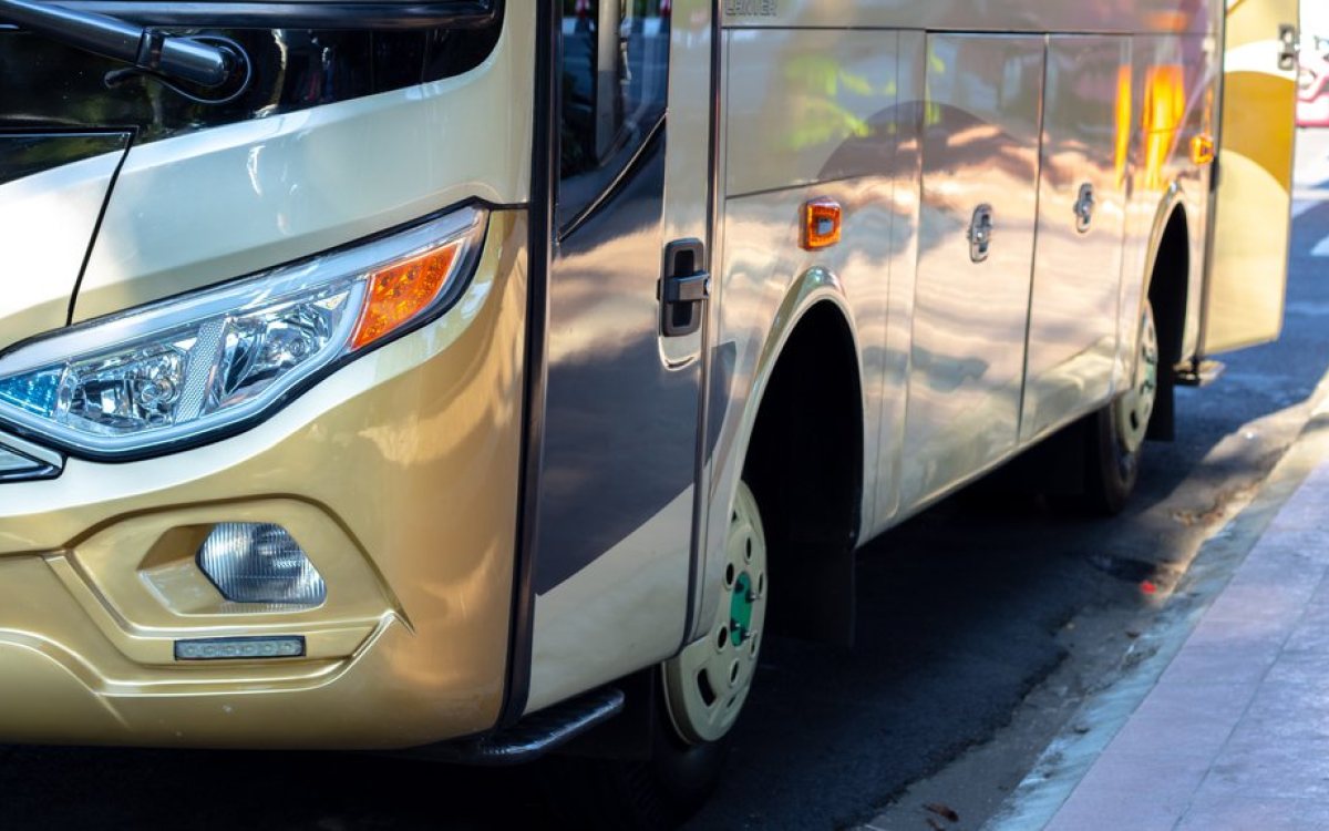 Ukrao autobus, pokupio društvo iz kafane i odvezao ih na piće u susedno selo