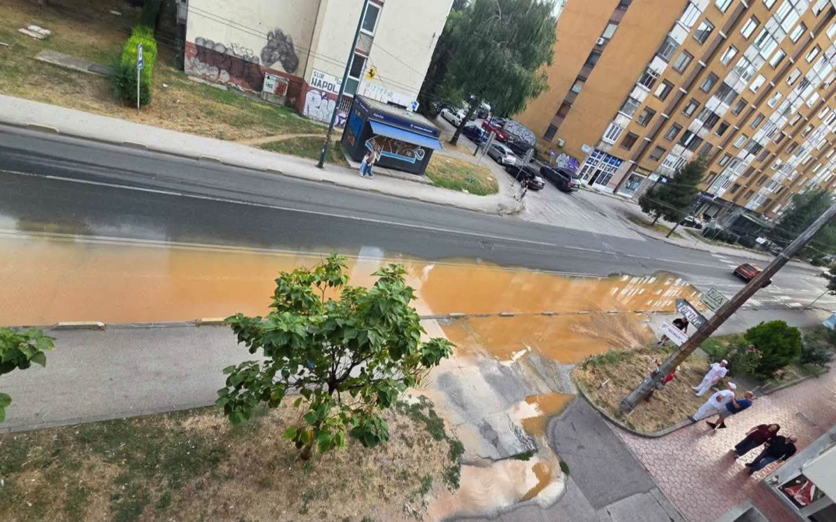 Ulica Azize Šaćirbegović u Sarajevu bila je poplavljena, Vodovod za dva sata sanirao kvar na cjevovodu
