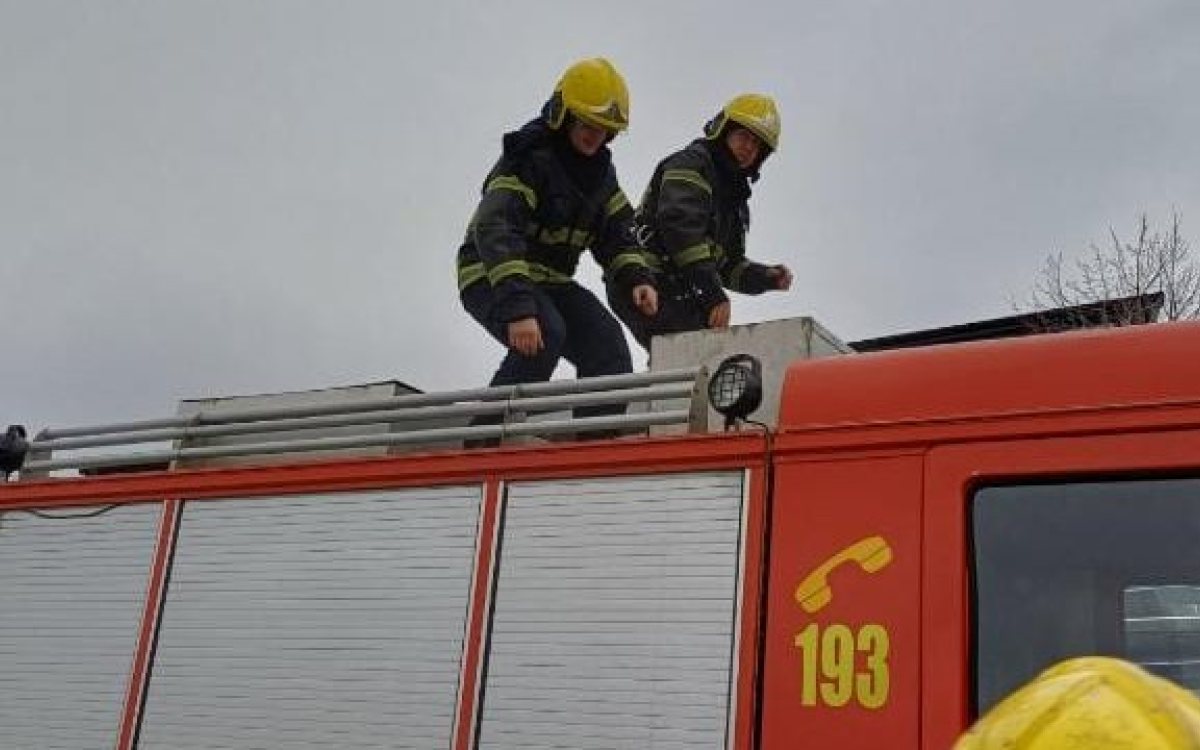 Veliki požar kod Bovanskog jezera, izgorjele tri vikendice i dio šume