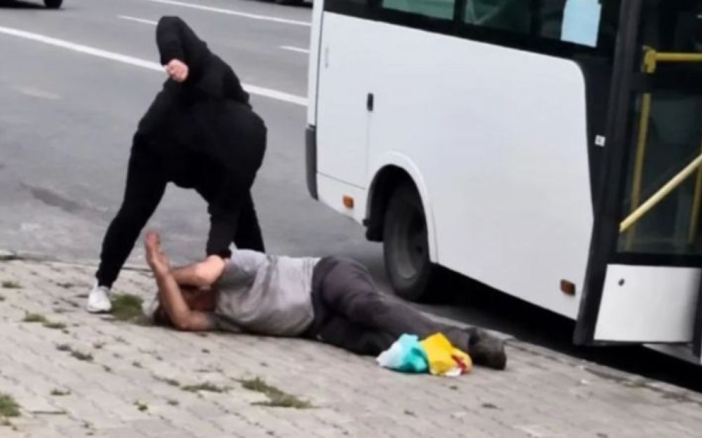 Žena izbacila muškarca iz autobusa i pretukla ga, putnici čekali da se napad završi