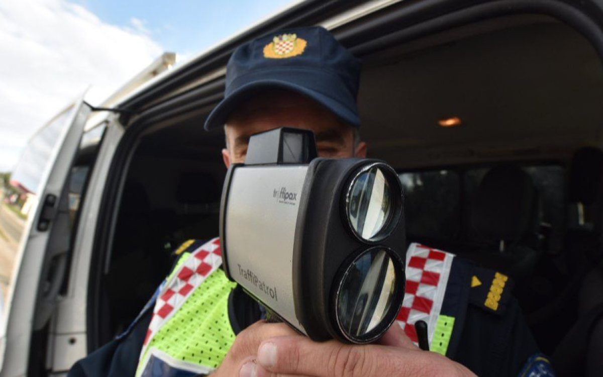 Znak dozvoljavao 100 km/h, a radar kažnjavao sve iznad 80: Vozač otkrio nevjerovatan propust